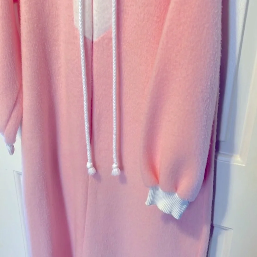 Vintage Cozy Fluffy Pink and White Hooded Bathrobe with Side Pocket. Size=Medium